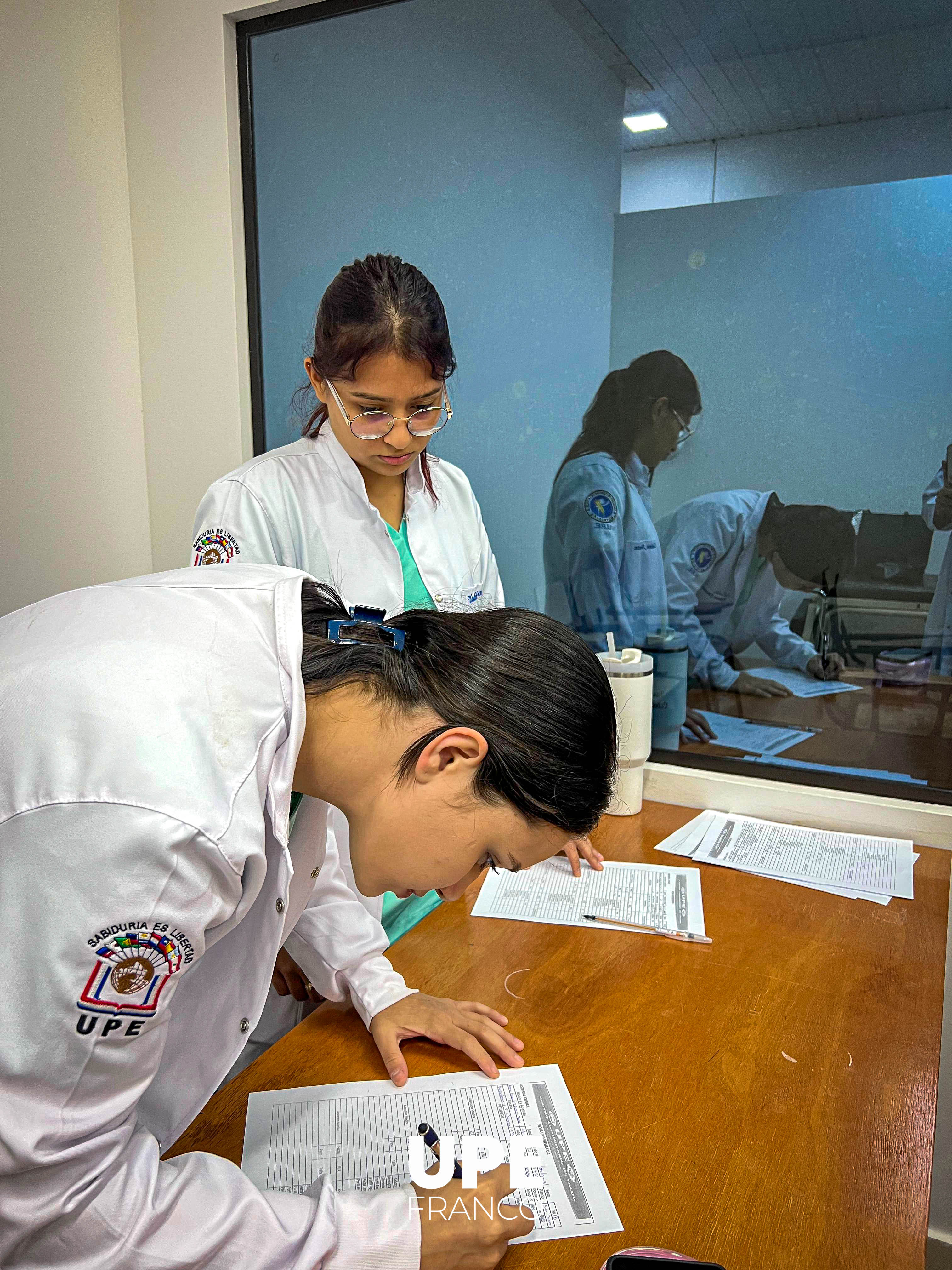 Estudiantes realizan prácticas en signos vitales y registro clínico: Facultad de Ciencias de la Salud